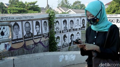 Deretan Foto Tragedi Mei 1998 Hiasi Dinding Jalan di Depok