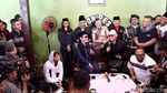 Deddy Corbuzier Dipasangkan Peci, Sabrina Chairunnisa Tertawa
