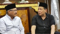 CT tampak mengenakan kemeja warna hitam dan peci berwarna senada. CT terlihat berbincang dengan Hatta Ali. (Foto: Dok. Istimewa)