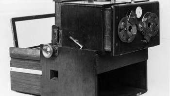 Pada tahun 1950 Stereo Camera diciptakan dengan dua sampai empat lensa yang menggunakan film untuk menangkap suatu gambar. Biasanya kamera ini digunakan untuk membuat foto 3D. Hulton Archive/Getty Images.
