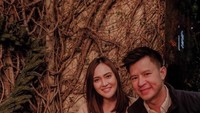 When two love birds hungry! 🕊❤️🕊 #dinnertime, tulis Shandy di Instagramnya. Wah, sama-sama kelaparan nih hihihi. Foto: Instagram shandyaulia