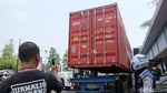 Detik-detik Evakuasi Kontainer di Kolong Flyover Pesing