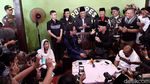 Deddy Corbuzier Dipasangkan Peci, Sabrina Chairunnisa Tertawa