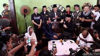 Ia bahkan sempat menanyakan penampilannya dengan peci yang membuat Sabrina tertawa.
