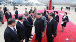 Momen Keakraban Kim Jong Un Sambut Kedatangan Xi Jinping di Korut