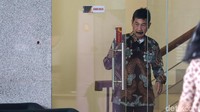 Musni tampak keluar gedung KPK, Jalan Kuningan Persada, Jakarta Selatan sekitar pukul 11.50 WIB.