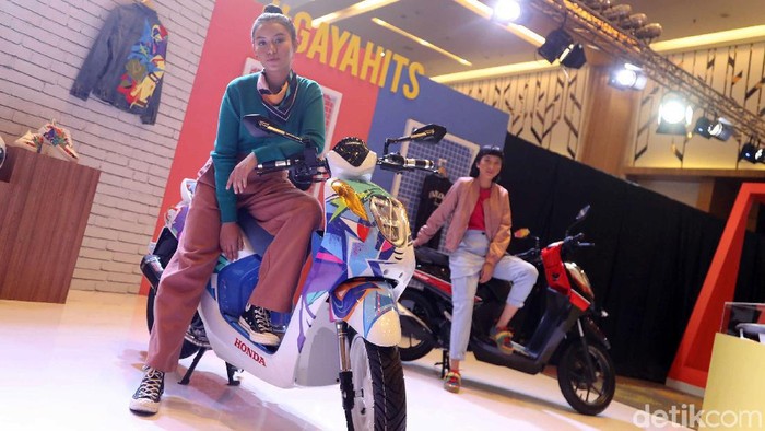 PT Astra Honda Motor (AHM) sempat mengenalkan konsep produk yang sebelumnya dipamerkan dalam gelaran IMOS pada November 2018, Project G. Konsep motor itu kini sudah direalisasikan menjadi produk massal dalam bentuk Honda Genio.