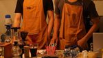 Momen Pesinetron Ganteng Rizky Billar Saat Jadi Barista dan Nongkrong di Kafe