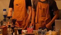 Gimana nih gaya Rizky saat jadi barista? Sepertinya ia sudah handal menggunakan alat seduh kopi manual. Foto: Instagram rizkybillar