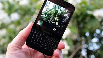Keyboard khas BlackBerry ada di Q5. Ia adalah handset dengan OS BlackBerry ketiga setelah BlackBerry Z10 dan Q10 yang diluncurkan pada awal 2013. Pada waktu itu, BlackBerry 10 diharapkan mampu melawan dominasi deretan ponsel Android dan iPhone. Foto: Pocket Lint