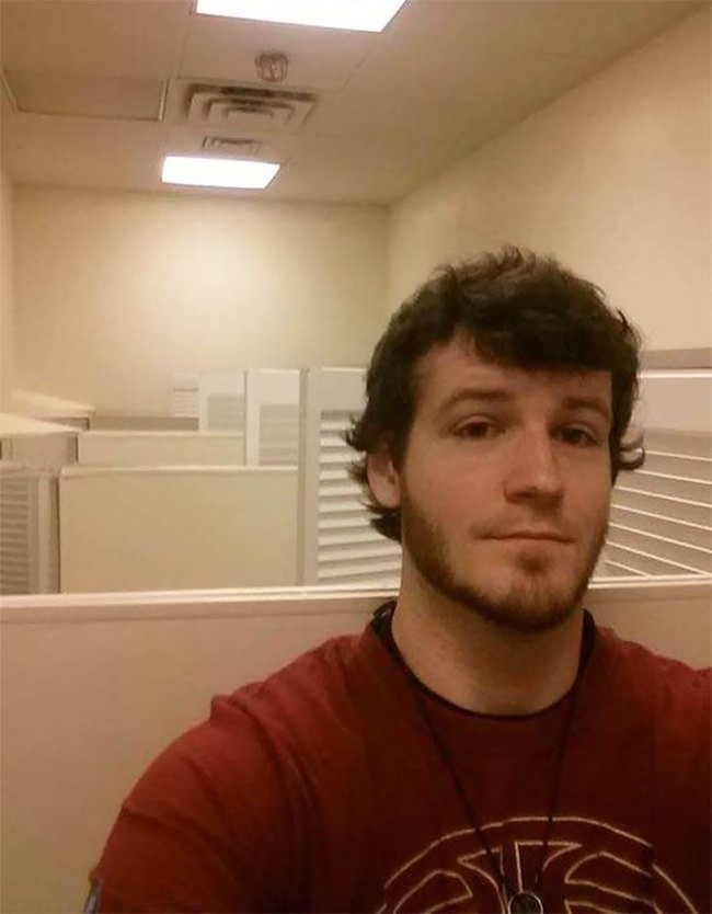 Pria ini dijuluki Peeping Tom atau Tom yang suka mengintip. Padahal bukan karena sengaja. Memiliki tinggi badan 210 cm membuat dia terasa aneh saat berada di kamar pas. Foto: Dok. Boredpanda