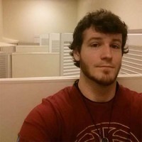 Pria ini dijuluki Peeping Tom atau Tom yang suka mengintip. Padahal bukan karena sengaja. Memiliki tinggi badan 210 cm membuat dia terasa aneh saat berada di kamar pas. Foto: Dok. Boredpanda