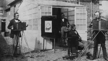 Sebuah gudang kaca disulap menjadi tempat pertama untuk mencetak foto komersial “calotype”. William Henry Fox Talbot & Nicholaas Henneman/Getty Images.
