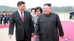 Momen Keakraban Kim Jong Un Sambut Kedatangan Xi Jinping di Korut