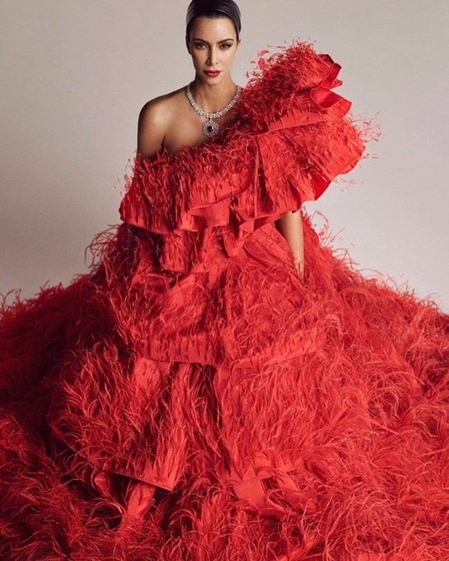 Kalau ini, Kim menebar pesonanya dengan gaun merah Valentino yang penuh aksen bulu rancangan Pierpaolo Piccioli.  (Foto: Dok. Vogue Japan)