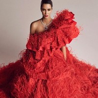 Kalau ini, Kim menebar pesonanya dengan gaun merah Valentino yang penuh aksen bulu rancangan Pierpaolo Piccioli.  (Foto: Dok. Vogue Japan)
