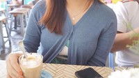  Berada di Bali, Fani kelihatan sedang meminum segelas milk tea hangat. Wajahnya terlihat lebih ayu tanpa riasan. Foto: Instagram fanifen