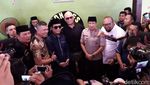 Deddy Corbuzier Dipasangkan Peci, Sabrina Chairunnisa Tertawa