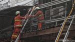 Kios Kembang Api yang Terbakar di Pasar Asemka Berhasil Dipadamkan