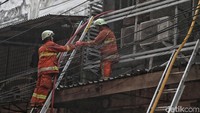 Petugas juga masih menyisir titik-titik api.