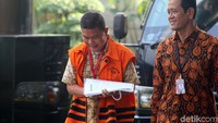 Natan diperiksa sebagai tersangka dalam sangkaan suap kepada anggota DPR Fraksi PAN Sukiman yang juga sudah ditetapkan sebagai tersangka.