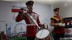 Sambut HUT DKI, Militer Inggris Hibur Penumpang MRT