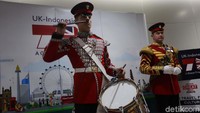 Perwakilan militer dari Inggris, khususnya Royal Airforce dan First Battalion Grenadier Guards, menghibur warga Jakarta di stasiun MRT Dukuh Atas. Mereka bermain musik dalam rangka merayakan ulang tahun DKI Jakarta ke-492.