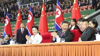 Kedua pemimpin tersebut nampak asyik berbincang dan sesekali tertawa bersama. North Koreas Korean Central News Agency (KCNA) via Reuters.