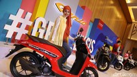 Motor ini mengusung kapasitas mesin 110 cc, Genio disebut mengisi ceruk kekosongan antara Honda BeAT dan Scoopy. Motor ini dijual mulai dari Rp 17,9 juta - Rp 18,465 juta. Foto: Pradita Utama