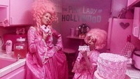 Menjadi model dalam video klip sebuah lagu, Desmond berdandan layaknya ratu kecil berpakaian serba pink. Ia juga terlihat siap menyantap sepotong cake warna pink. Foto: instagram @desmondisamazing