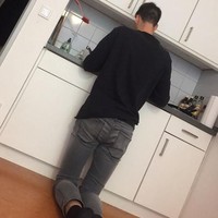 Saat sibuk di dapur, pria ini harus duduk bersimpuh karena badannya terlalu tinggi untuk kitchen set. Foto: Dok. Boredpanda