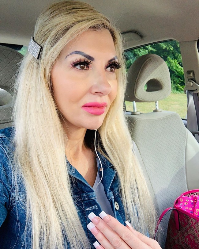 Seperti dikutip Daily Record, Rachel mengaku akan melakukan operasi plastik seumur hidupnya. Bahkan saat aku 80 tahun aku akan masih melakukan botox dan filler karena aku ingin jadi sempurna, akunya.  Foto: Instagram @rachel_evans_bikini