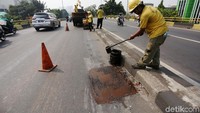 Penambalan jalan dilakukan untuk memberikan kenyamanan bagi pengguna jalan.