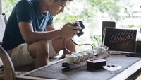 Fokus, kata Rizky yang sedang memotret deretan cangkir kopi mungil. Duh, fokus sama siapa sih? Foto: Instagram rizkybillar