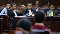 Tim hukum Prabowo-Sandiaga sempat mencecar Candra Irawan soal rekapitulasi penghitungan suara di Kuala Lumpur dan Papua. Mendapat pertanyaan itu, Candra meminta kesempatan untuk melihat berkas rekapitulasi suara yang dibawanya. Dia mengaku saat itu tidak ikut rekapitulasi perhitungan suara Pilpres di Kuala Lumpur karena dirinya berada di panel lainnya.
