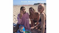  Memiliki badan yang ramping, Hana Cross ternyata doyan ngemil. Ia bahkan memakan beberapa camilan gurih renyah dengan limpahan bahan penyedap saat berlibur ke pantai. Foto: Instagram kellycapuano