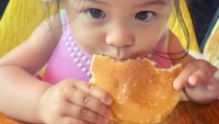 Rambut Baby Chanco kini sudah panjang. Sang ibu kerap mengepangnya agar ia tidak repot saat makan seperti ketika ngemil pancake. Foto: Instagram babychanco