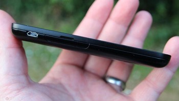 BlackBerry Q5 memakai prosesor dual core 1,2 GHz yang ditunjang dengan RAM 2 GB. Memori internal handset ini hanya sebesar 8 GB yang dapat diekspansi melalui slot microSD. Foto: Pocket Lint