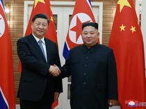 Kim Jong Un Menyambut Xi Jinping di Korut