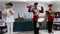 Perwakilan militer dari Inggris, khususnya Royal Airforce dan First Battalion Grenadier Guards, menghibur warga Jakarta di stasiun MRT Dukuh Atas. Mereka bermain musik dalam rangka merayakan ulang tahun DKI Jakarta ke-492.