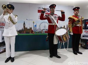 Sambut HUT DKI, Militer Inggris Hibur Penumpang MRT