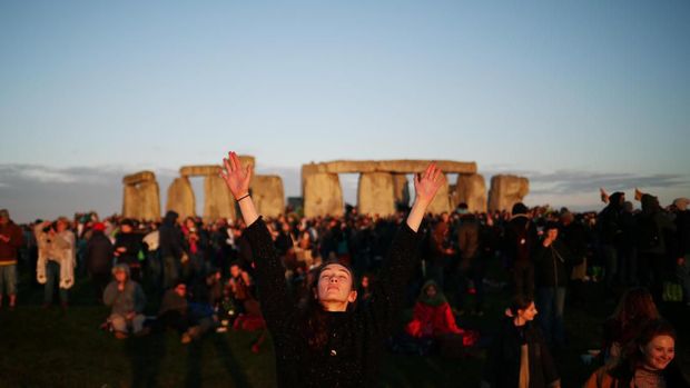 The sun rises as revellers welcome in the Summer Solstice at the Stonehenge stone circle, in Amesbury, Britain June 21, 2019. REUTERS/Hannah McKay