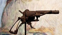 Senjata itu diyakini digunakan Van Gogh untuk mengakhiri nyawanya pada 27 Juli 1890. Van Gogh sendiri merupakan seorang seniman lukis asal Belanda dikenal sebagai pioner aliran lukisan Ekspresionisme.