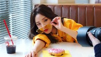 Tak kelihatan seperti aktris berusia 34 tahun, Dara punya wajah yang imut dan awet muda. Ini posenya di depan donat dan minuman bersoda. Foto: Instagram @daraxxi