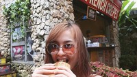 Wanita yang lebih akrab disapa Fani ini sering melakukan wisata kuliner. Gayanya saat melahap makanan enak juga terlihat seru! Foto: Instagram fanifen