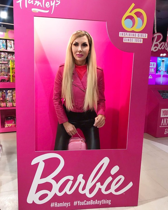 Layaknya Barbie, ia pun ingin penampilannya sepalsu mungkin. Ibu-ibu hebring beranak satu itu sampai rela mengubah penampilannya lewat operasi plastik.  Foto: Instagram @rachel_evans_bikini