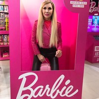 Layaknya Barbie, ia pun ingin penampilannya sepalsu mungkin. Ibu-ibu hebring beranak satu itu sampai rela mengubah penampilannya lewat operasi plastik.  Foto: Instagram @rachel_evans_bikini