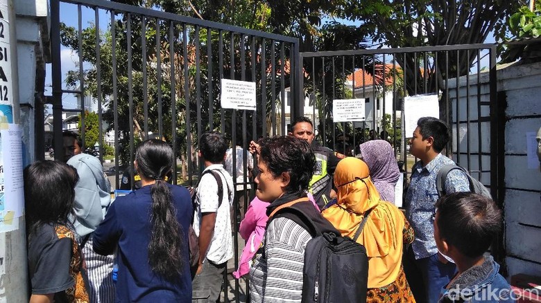 PPDB Tambahan Tanpa Zonasi Buat Warga Terus Datangi Dispendik Surabaya PPDB Tambahan Tanpa Zonasi Buat Warga Terus Datangi Dispendik Surabaya