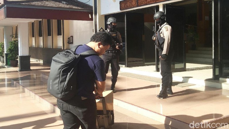 KPK Geledah Kantor DPRD Kabupaten Cirebon KPK Geledah Kantor DPRD Kabupaten Cirebon