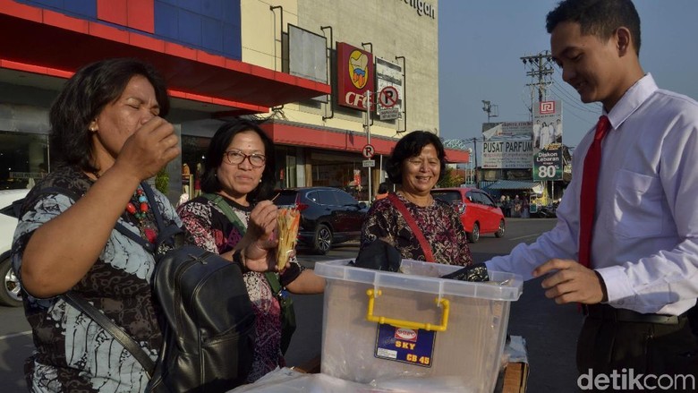 Sutrisno, Penjual Mie Lidi di Kota Pekalongan Ini Selalu Necis Sutrisno, Penjual Mie Lidi di Kota Pekalongan Ini Selalu Necis
